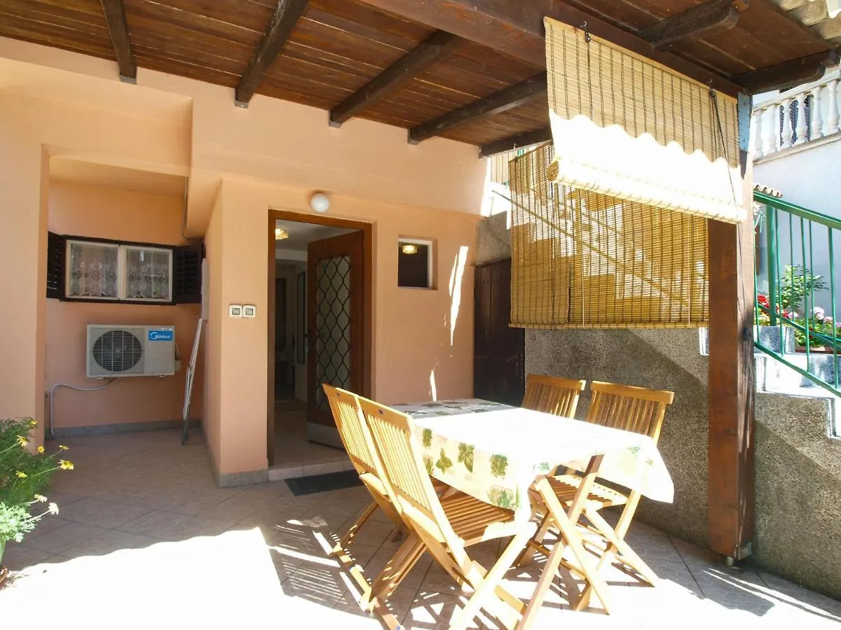 Apartments Klaudio 1318 Pomer