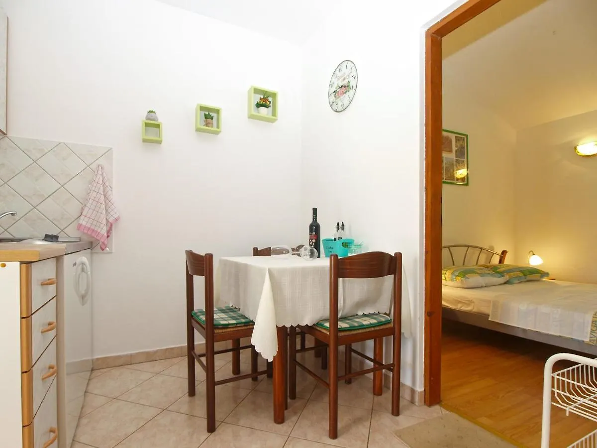 Apartments Klaudio 1318 Pomer