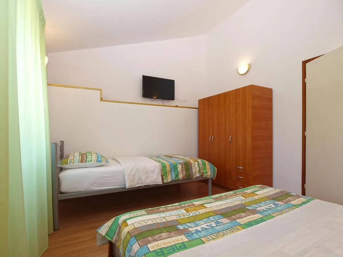Apartments Klaudio 1318 Pomer